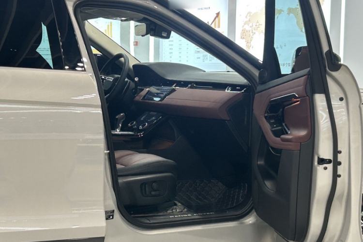 Used Land Rover Range Evoque 2022 Facelifted Aurora L 249 PS R-Dynamic Luxury Edition Interior 5