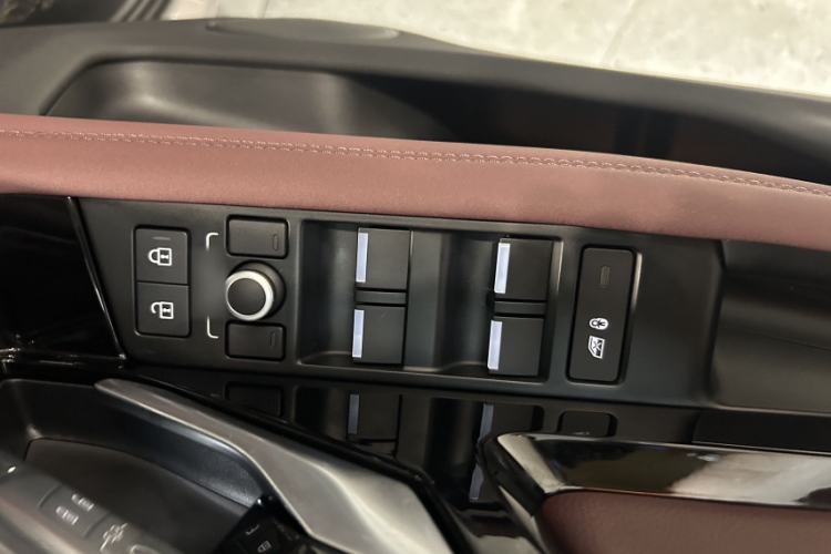 Used Land Rover Range Evoque 2022 Facelifted Aurora L 249 PS R-Dynamic Luxury Edition Interior 7