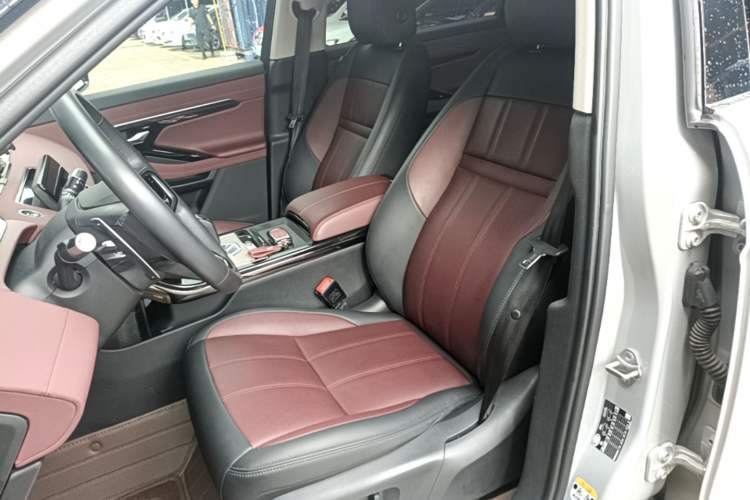 Used Land Rover Range Evoque 2022 Aurora L 249 PS R-Dynamic Luxury Edition Left Front Seat