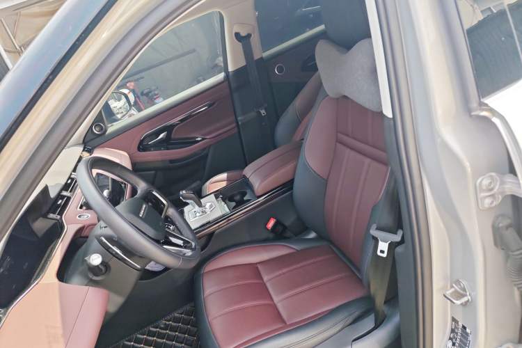 Used Land Rover Range Evoque 2022 Aurora L 249 PS R-Dynamic Luxury Edition Left Front Seat