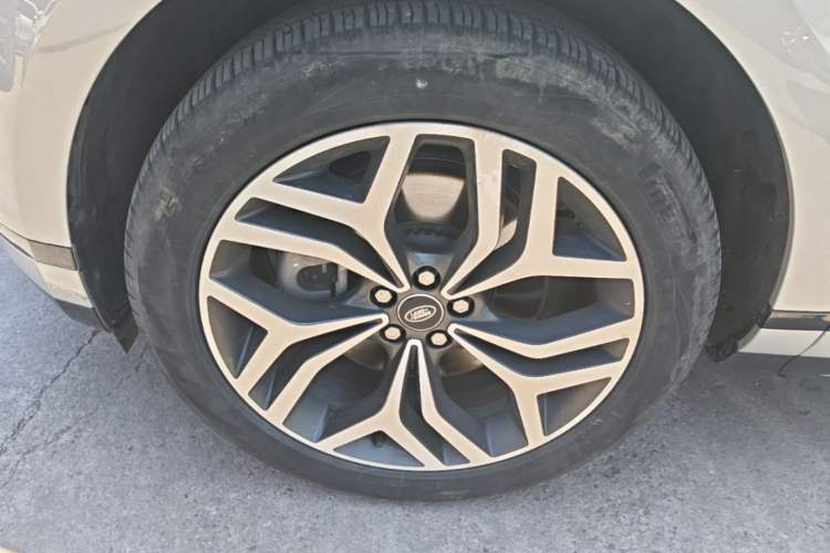 Used Land Rover Range Evoque 2022 Facelifted Aurora L 249 PS R-Dynamic Luxury Edition Left Front Wheel Hub