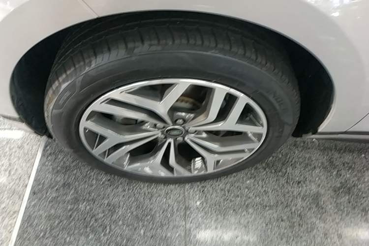 Used Land Rover Range Evoque 2022 Aurora L 249 PS R-Dynamic Luxury Edition Left Front Wheel Hub