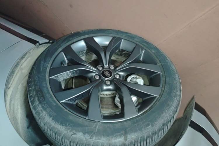 Used Land Rover Range Evoque 2022 Aurora L 249 PS R-Dynamic Collins Antique Bronze Special Edition Left Front Wheel Hub