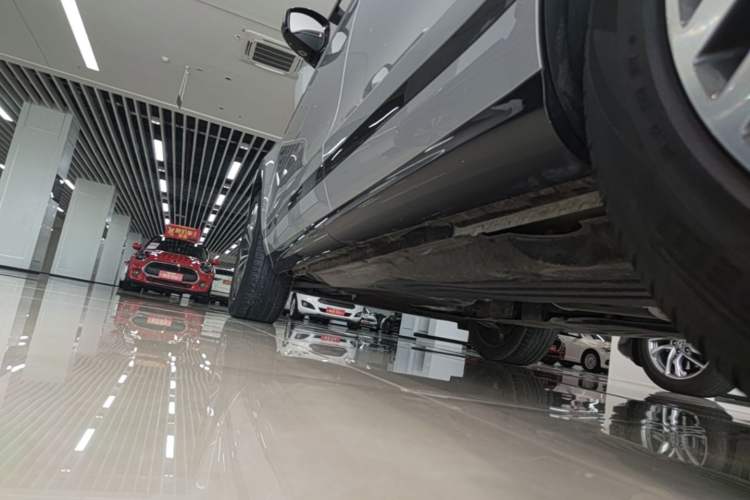 Used Land Rover Range Evoque 2022 Aurora L 249 PS R-Dynamic Luxury Edition Left Side Sill