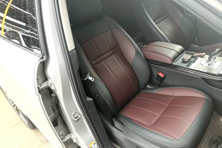 Used Land Rover Range Evoque 2022 Aurora L 249 PS R-Dynamic Luxury Edition Right Front Seat