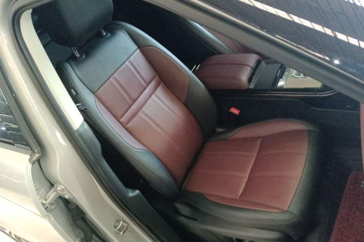 Used Land Rover Range Evoque 2022 Aurora L 249 PS R-Dynamic Luxury Edition Right Front Seat