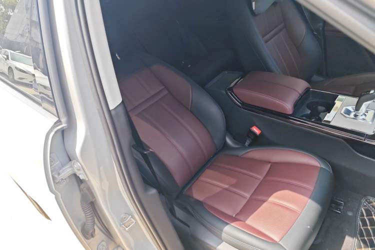 Used Land Rover Range Evoque 2022 Aurora L 249 PS R-Dynamic Luxury Edition Right Front Seat
