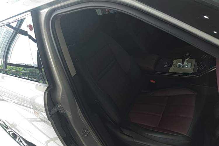 Used Land Rover Range Evoque 2022 Aurora L 249 PS R-Dynamic Luxury Edition Right Front Seat