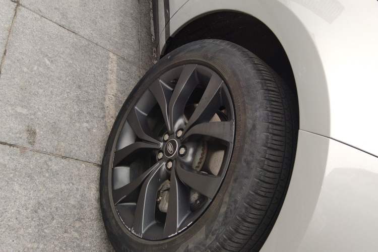 Used Land Rover Range Evoque 2022 Aurora L 249 PS R-Dynamic Luxury Edition Right Front Wheel Hub