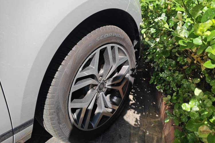 Used Land Rover Range Evoque 2022 Facelifted Aurora L 249 PS R-Dynamic Luxury Edition Right Front Wheel Hub