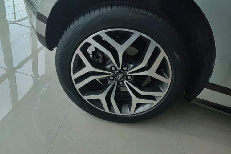 Used Land Rover Range Evoque 2022 Aurora L 249 PS R-Dynamic Luxury Edition Right Rear Wheel Hub