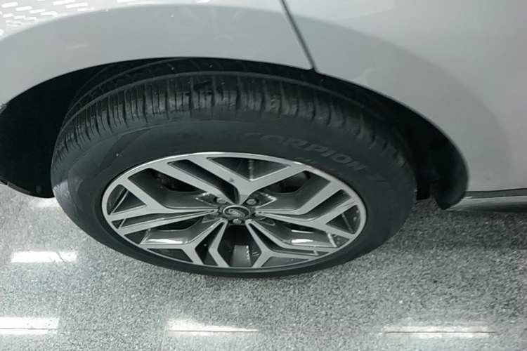 Used Land Rover Range Evoque 2022 Aurora L 249 PS R-Dynamic Luxury Edition Right Rear Wheel Hub