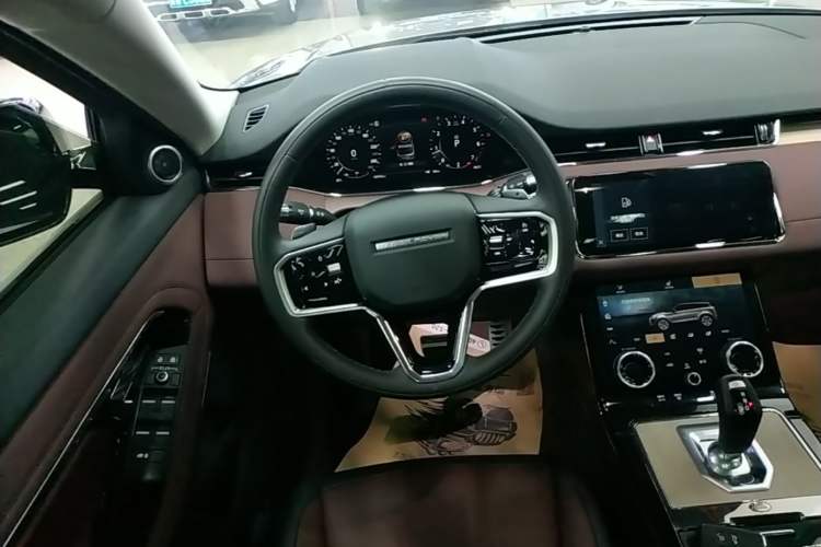 Used Land Rover Range Evoque 2022 Aurora L 249 PS R-Dynamic Luxury Edition Steering Wheel