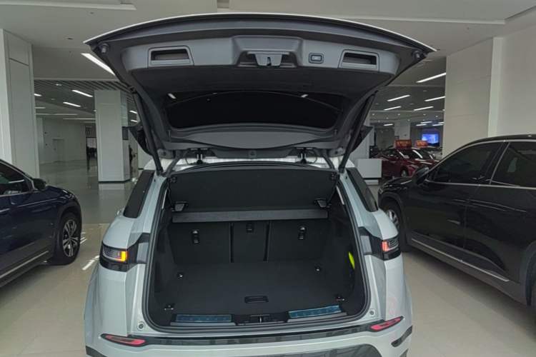 Used Land Rover Range Evoque 2022 Aurora L 249 PS R-Dynamic Luxury Edition Trunk