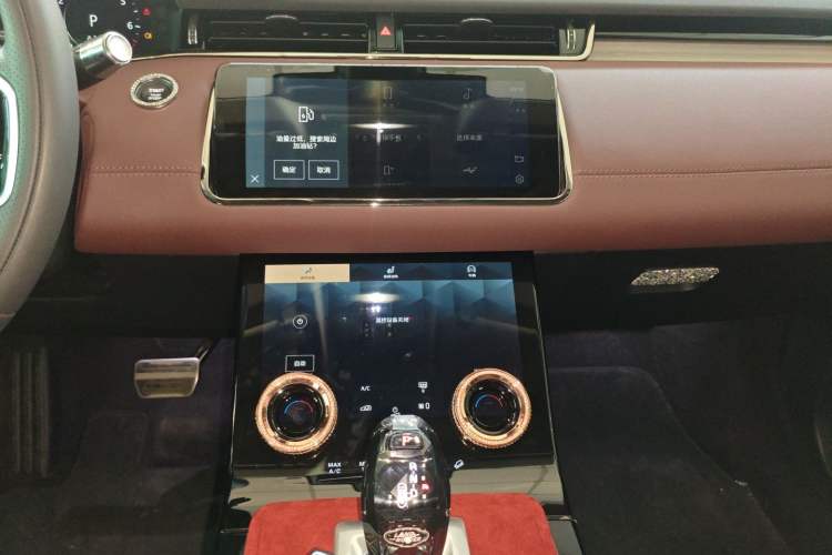 Used Land Rover Range Evoque 2022 Aurora L 249 PS R-Dynamic Luxury Edition Audio And AC Panel