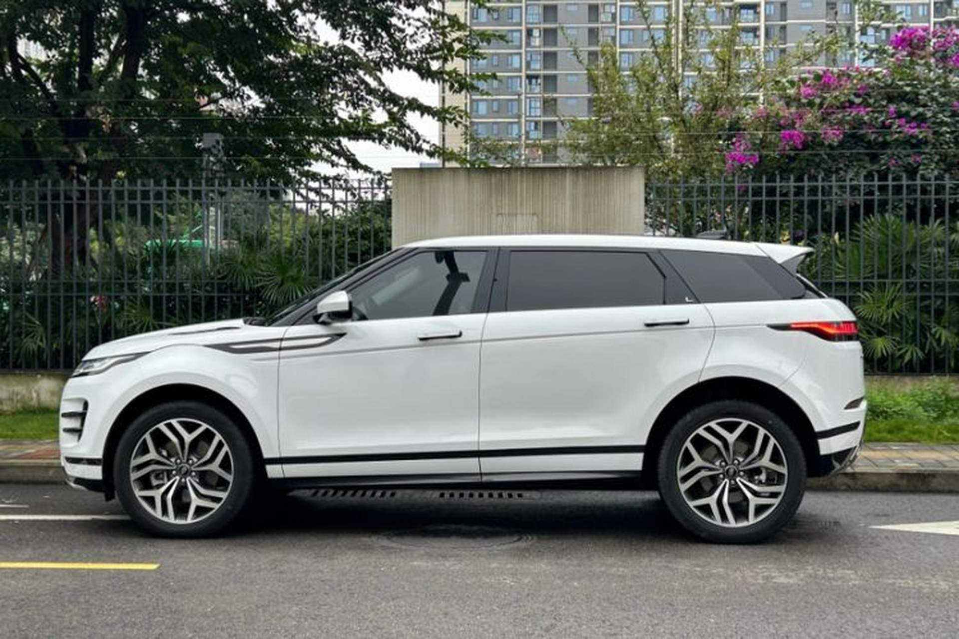 Used Land Rover Range Evoque 2022 Aurora L 249 PS R-Dynamic Luxury Edition Exterior 6