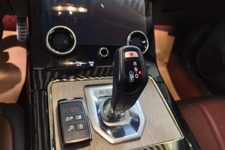 Used Land Rover Range Evoque 2022 Facelifted Aurora L 249 PS R-Dynamic Luxury Edition Gear Lever