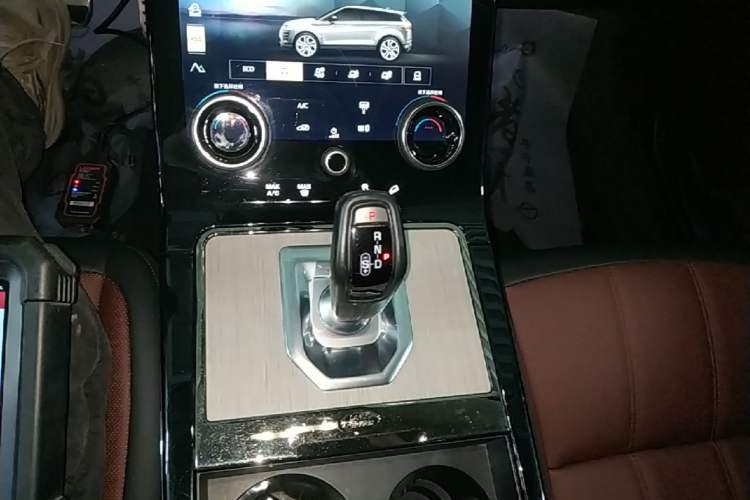Used Land Rover Range Evoque 2022 Aurora L 249 PS R-Dynamic Luxury Edition Gear Lever
