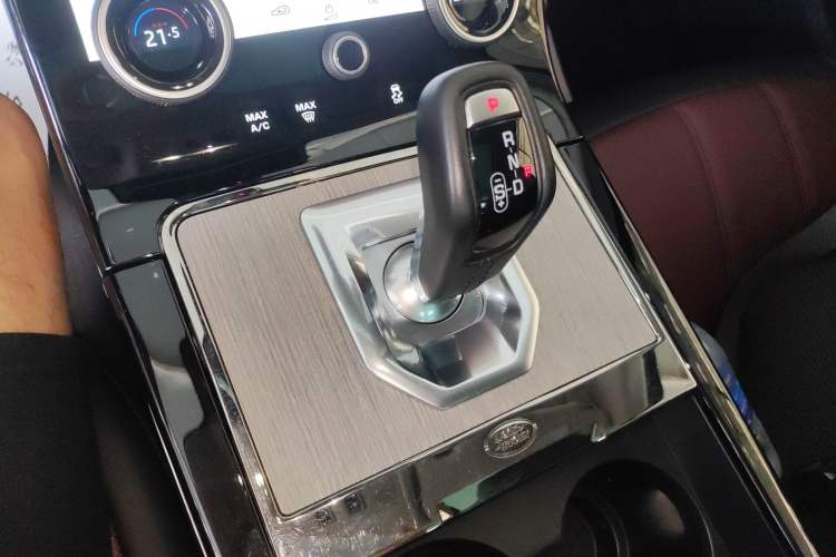 Used Land Rover Range Evoque 2022 Facelifted Aurora L 249 PS R-Dynamic Luxury Edition Gear Lever