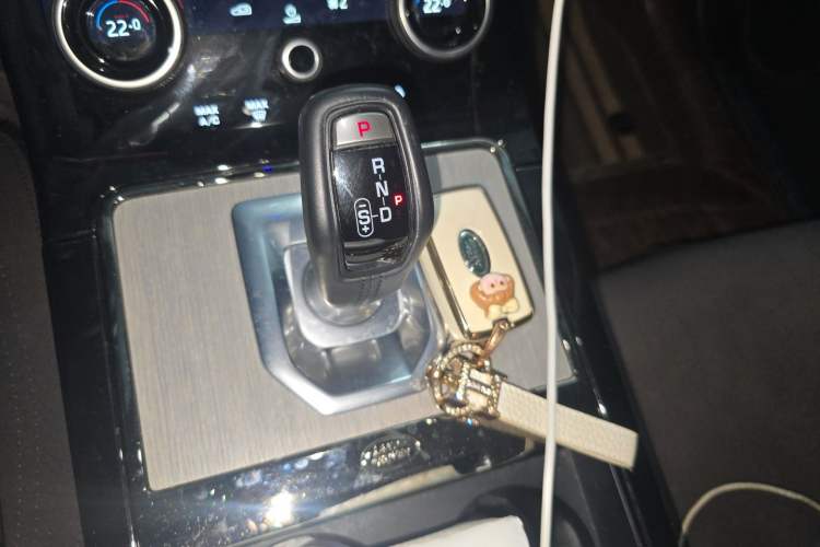 Used Land Rover Range Evoque 2022 Facelifted Aurora L 249 PS R-Dynamic Luxury Edition Gear Lever