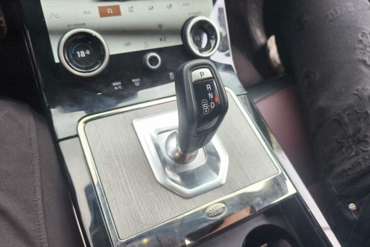 Used Land Rover Range Evoque 2022 Facelifted Aurora L 249 PS R-Dynamic Luxury Edition Gear Lever