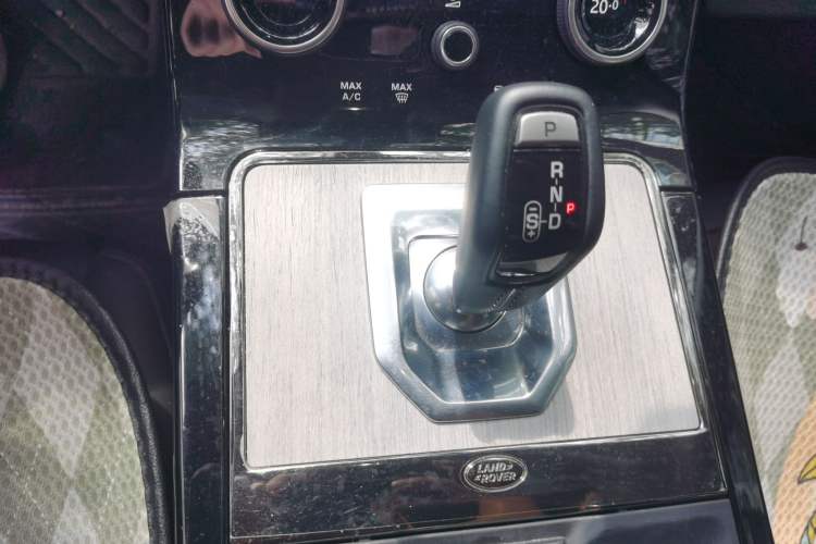 Used Land Rover Range Evoque 2022 Facelifted Aurora L 249 PS R-Dynamic Luxury Edition Gear Lever