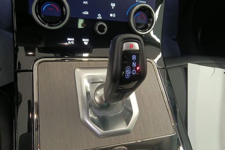 Used Land Rover Range Evoque 2022 Facelifted Aurora L 249 PS R-Dynamic Luxury Edition Gear Lever