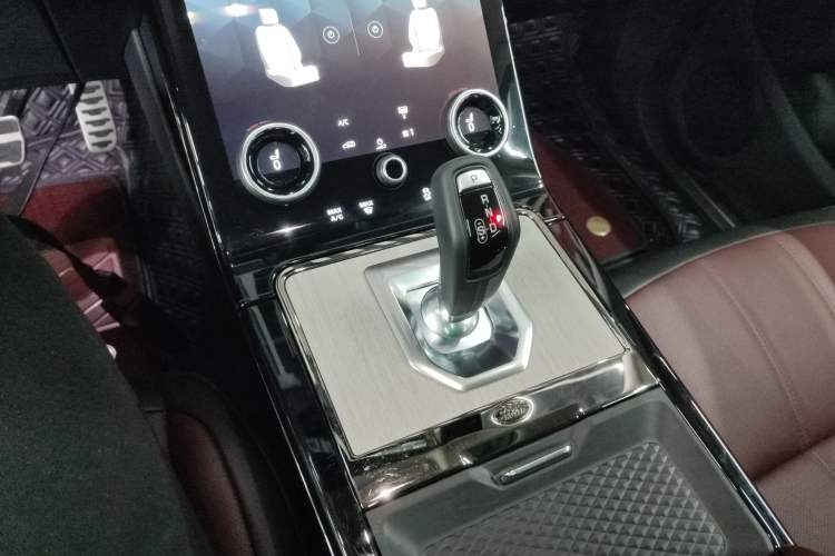 Used Land Rover Range Evoque 2022 Aurora L 249 PS R-Dynamic Luxury Edition Gear Lever
