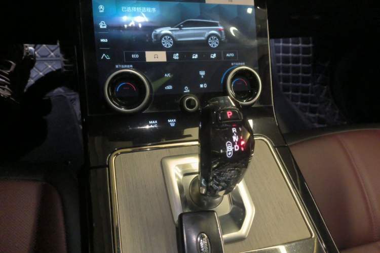 Used Land Rover Range Evoque 2022 Aurora L 249 PS R-Dynamic Luxury Edition Gear Lever