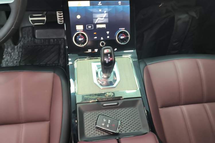 Used Land Rover Range Evoque 2022 Facelifted Aurora L 249 PS R-Dynamic Luxury Edition Gear Lever