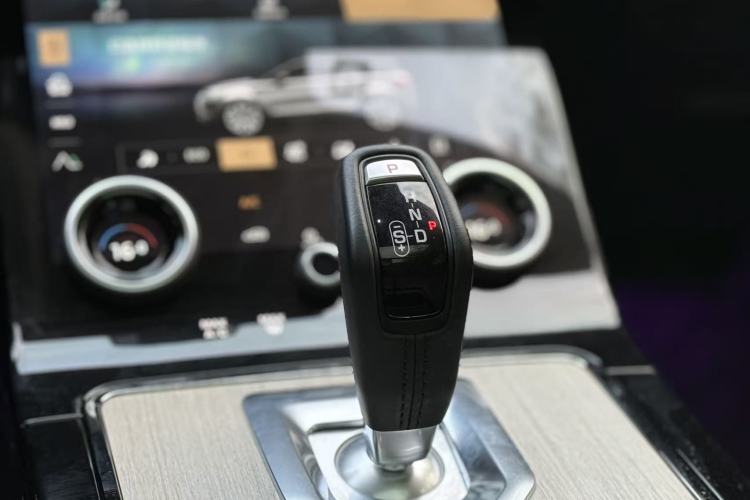 Used Land Rover Range Evoque 2022 Aurora L 249 PS R-Dynamic Luxury Edition Gear Lever