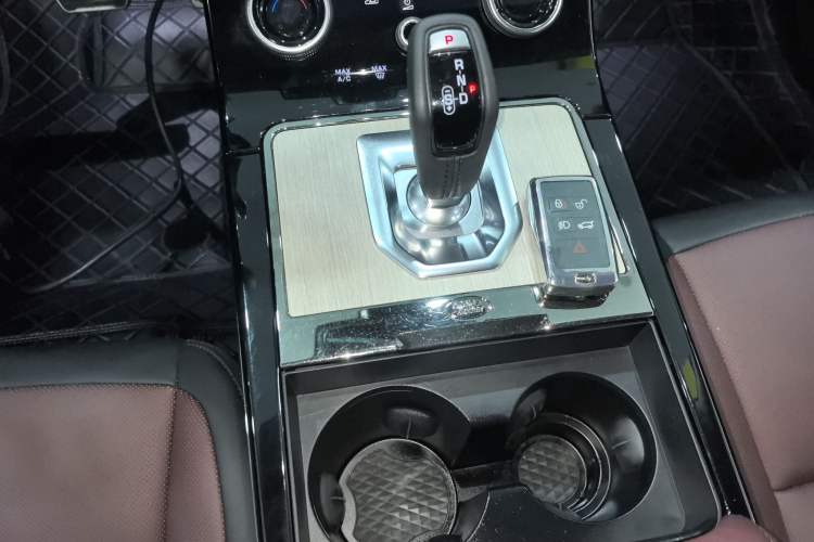 Used Land Rover Range Evoque 2022 Aurora L 249 PS R-Dynamic Luxury Edition Gear Lever
