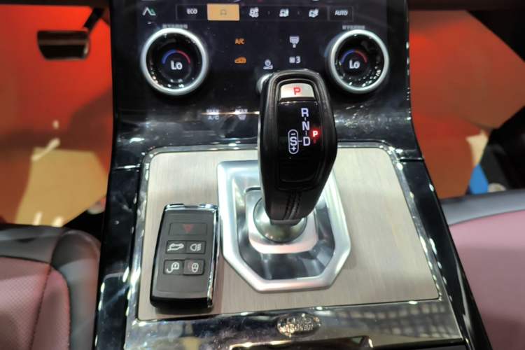 Used Land Rover Range Evoque 2022 Facelifted Aurora L 249 PS R-Dynamic Luxury Edition Gear Lever