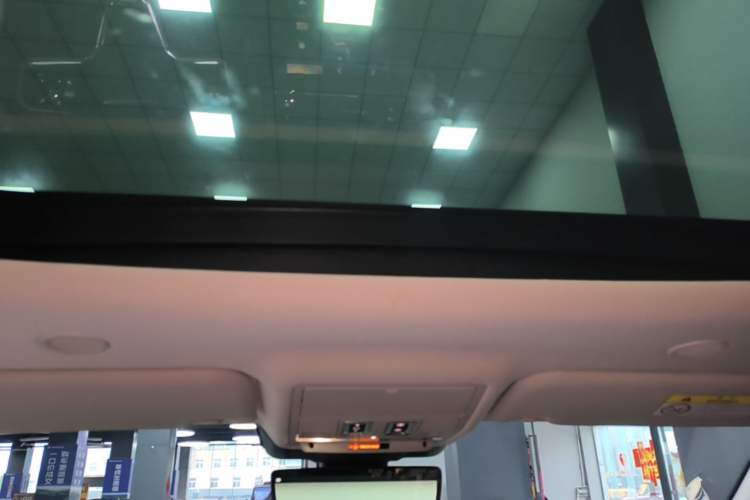 Used Land Rover Range Evoque 2022 Facelifted Aurora L 249 PS R-Dynamic Luxury Edition Headliner