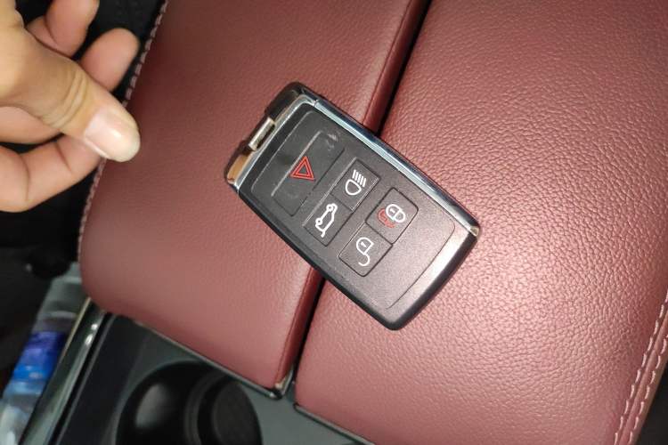 Used Land Rover Range Evoque 2022 Facelifted Aurora L 249 PS R-Dynamic Luxury Edition Interior 1