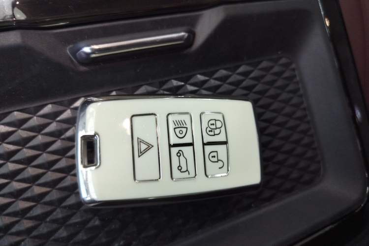 Used Land Rover Range Evoque 2022 Facelifted Aurora L 249 PS R-Dynamic Luxury Edition Interior 1