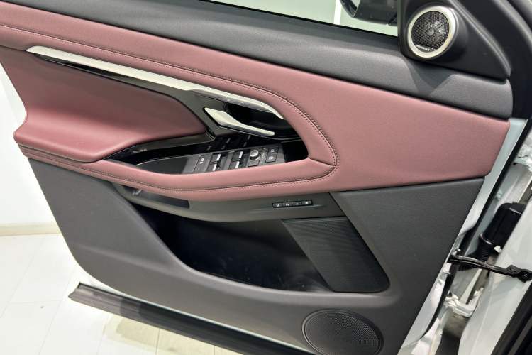 Used Land Rover Range Evoque 2022 Aurora L 249 PS R-Dynamic Luxury Edition Interior 11