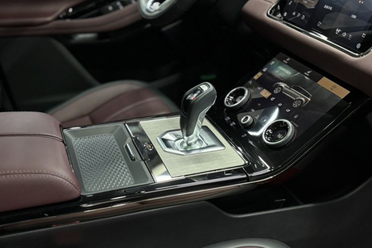 Used Land Rover Range Evoque 2022 Aurora L 249 PS R-Dynamic Luxury Edition Interior 11
