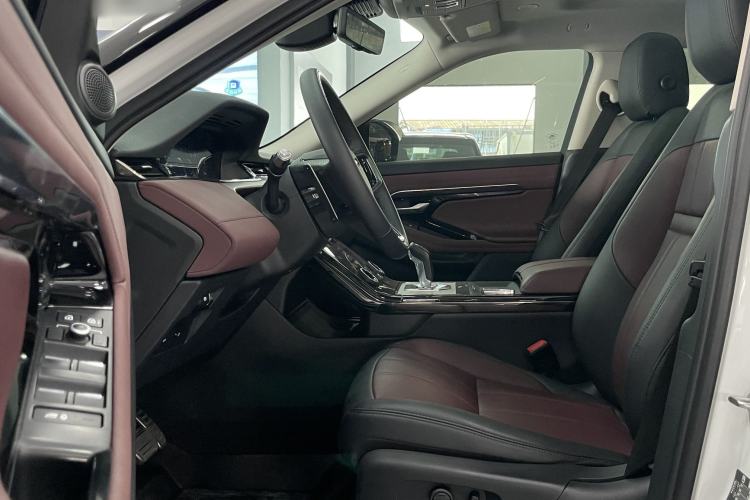 Used Land Rover Range Evoque 2022 Facelifted Aurora L 249 PS R-Dynamic Luxury Edition Interior 2