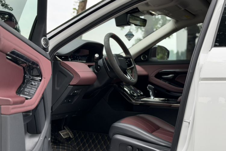 Used Land Rover Range Evoque 2022 Aurora L 249 PS R-Dynamic Luxury Edition Interior 3