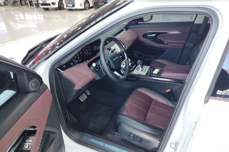 Used Land Rover Range Evoque 2022 Facelifted Aurora L 249 PS R-Dynamic Luxury Edition Interior 3