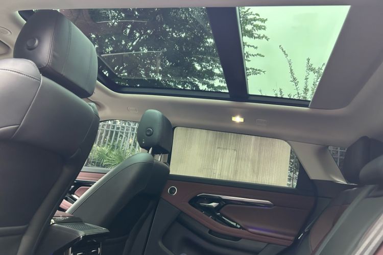Used Land Rover Range Evoque 2022 Aurora L 249 PS R-Dynamic Luxury Edition Interior 4