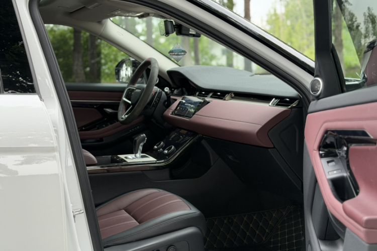 Used Land Rover Range Evoque 2022 Aurora L 249 PS R-Dynamic Luxury Edition Interior 6