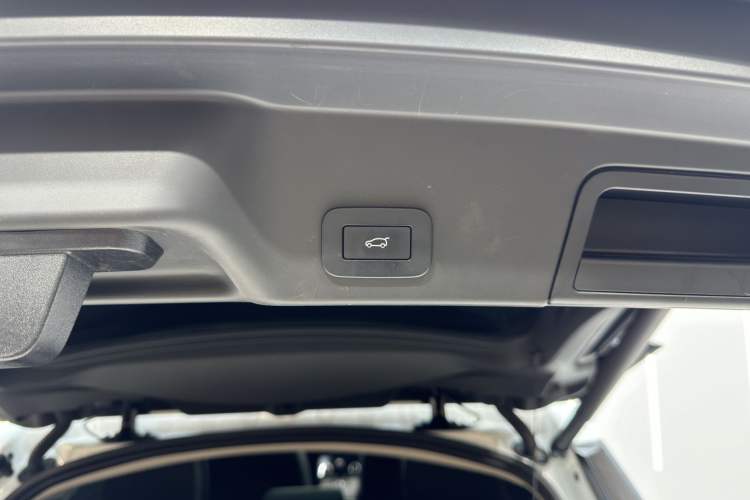 Used Land Rover Range Evoque 2022 Aurora L 249 PS R-Dynamic Luxury Edition Interior 8