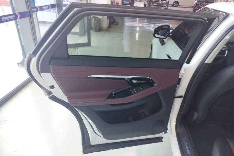 Used Land Rover Range Evoque 2022 Facelifted Aurora L 249 PS R-Dynamic Luxury Edition Interior 8