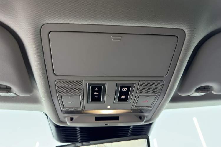 Used Land Rover Range Evoque 2022 Aurora L 249 PS R-Dynamic Luxury Edition Interior 9