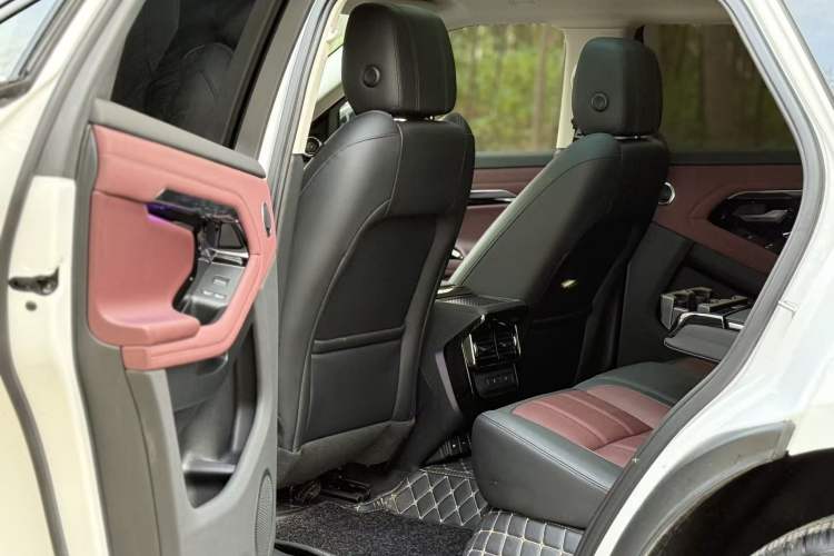 Used Land Rover Range Evoque 2022 Aurora L 249 PS R-Dynamic Luxury Edition Interior 9