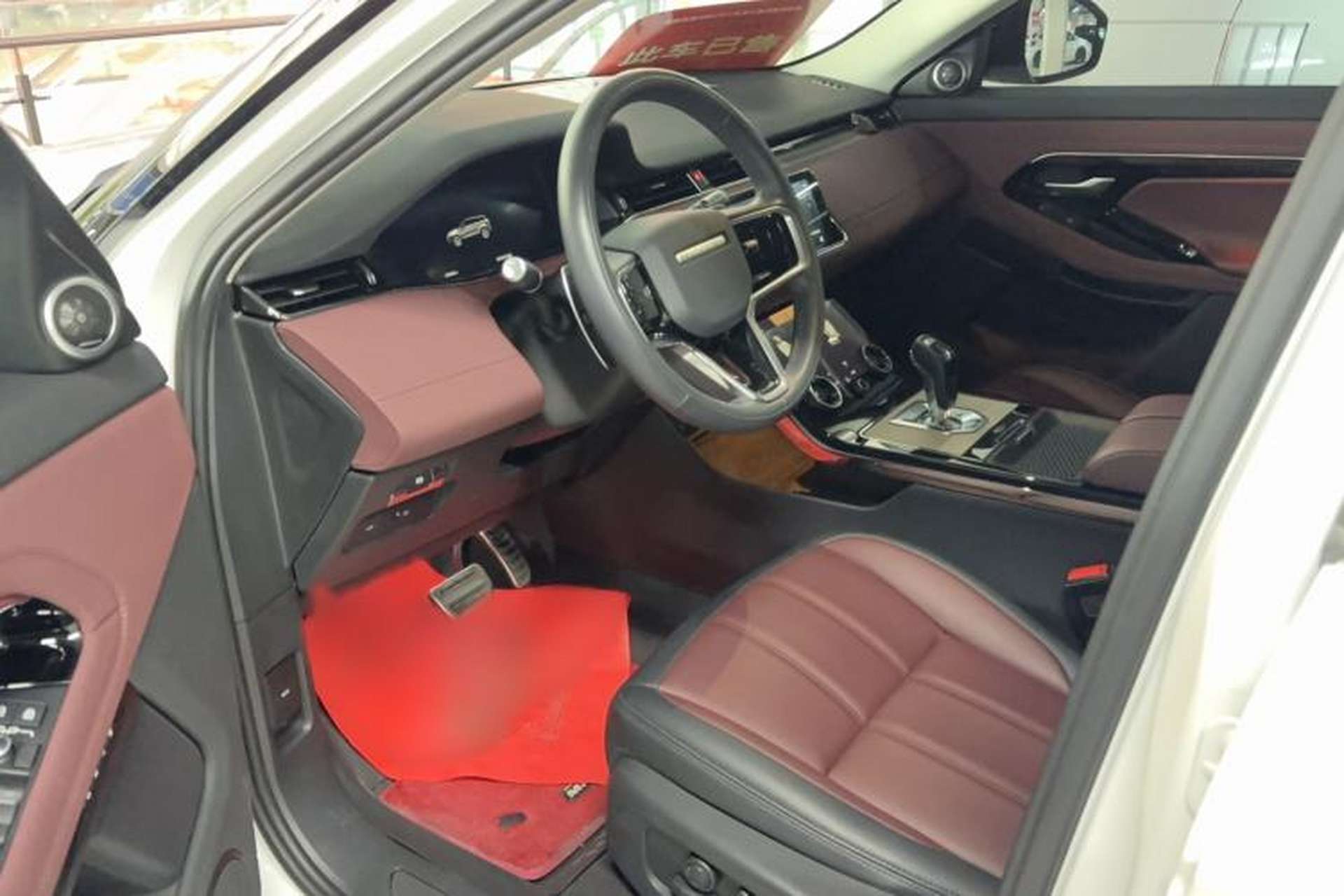 Used Land Rover Range Evoque 2022 Aurora L 249 PS R-Dynamic Luxury Edition Left Front Seat