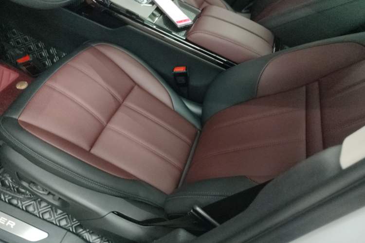 Used Land Rover Range Evoque 2022 Aurora L 249 PS R-Dynamic Luxury Edition Left Front Seat