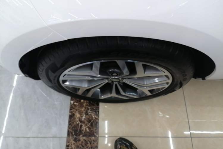 Used Land Rover Range Evoque 2022 Facelifted Aurora L 249 PS R-Dynamic Luxury Edition Left Front Wheel Hub